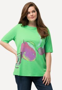 Ulla Popken FRUIT SHORT SLEEVE BOAT NECK GRAPHIC  - Camiseta estampada - kiwi