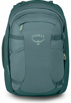 Groene Osprey Fairview 55 reistasrugzak met ritssluitingen, zijcompressieriemen en logo op het voorpaneel.