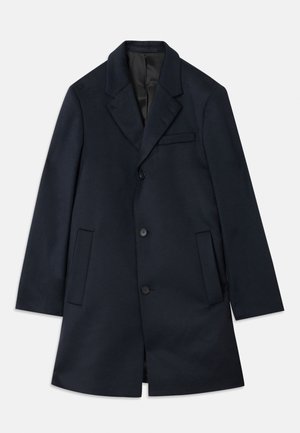 Marineblauer Wollmischmantel mit Reverskragen, drei Knopfverschluss, zwei großen Fronttaschen und einem dezenten Detail an der Brusttasche. Glatte Textur.