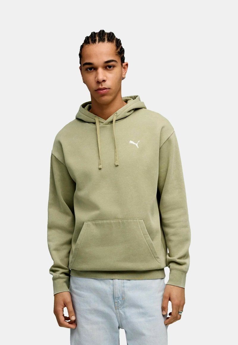 Sudadera verde oliva con bolsillo tipo canguro, capucha con cordón y logo blanco de Puma. Hecha de una suave mezcla de algodón, con puños y dobladillo de canalé.