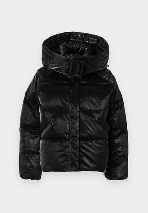 Must must vest, mille kaelusega, läikiva viimistlusega ja laiad horisontaalsed õmblused. Omab vööd ja kahte esitaskut.