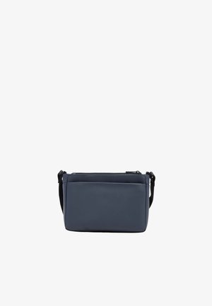 Kleine rechteckige marineblaue Umhängetasche mit Vordertasche und schwarzem verstellbarem Schultergurt auf weißem Hintergrund.