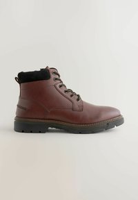 Braune Leder-Stiefelette mit schwarzem gepolstertem Kragen und Schnürdesign. Runde Zehenkappe, strukturiertes Gummisohle und kontrastierende Nähdetail.