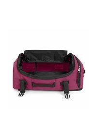 Bordová taška přes rameno s černým zipem na vrchu, prostorným interiérem a bočními popruhy; má nylonový povrch a polstrovanou rukojeť.