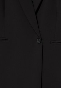 Schwarze Anzugjacke mit einem schlanken Design, traditionellen Revers, Knopfverschluss und zwei Taschen mit dezenten Stickdetails.