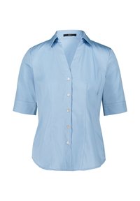 Hellblaues Kurzarmhemd aus glattem Stoff mit spitzem Kragen, ausgestattet mit einer Knopfleiste vorne und einem leicht geschwungenen Saum.
