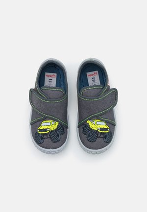 Grå slip-on sko med en velcrolukning, prydet med broderet design af en gul monstertruck, tekstureret stof og gummisåler.
