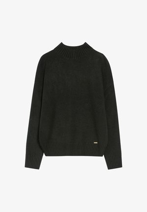 Ciemnozielony sweter z dzianiny z wysokim, prążkowanym dekoltem, opadającymi ramionami oraz prążkowanymi mankietami i dołem. Posiada małe metaliczne logo marki.