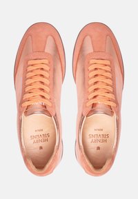 Sneaker in suede rosa con accenti in pelle liscia. Presenta lacci coordinati, branding minimalista e una forma della punta arrotondata. Suola in gomma.