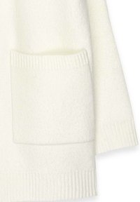 Witte wollen cardigan met een textuurstof, geribde manchetten en een voorzak voor extra detail.