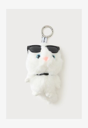 Hvid fluffy kat nøglering med sorte solbriller, blå øjne, lyserød næse og fastsat sølvmetalnøglering.