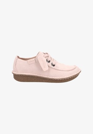 Scarpa lacci in camoscio rosa con punta arrotondata, suola in gomma testurizzata e occhielli in argento, dotata di un'etichetta decorativa sul lato.