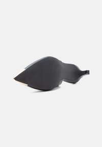 Chaussure à talons hauts noire avec un bout pointu et une tige lisse, arborant un accent métallique doré à l'extrémité et une semelle texturée.