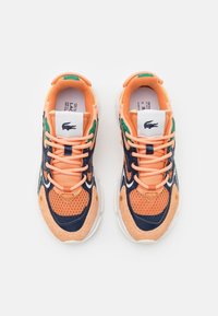 Paire de baskets Lacoste orange, bleu marine et vert avec des détails en mesh, daim et cuir, vues de dessus.