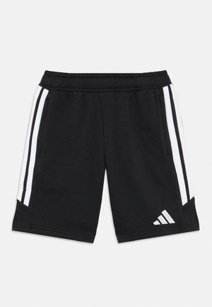 Crne sportske hlačice s elastičnim pojasom, bijelim bočnim prugama, prednjim džepovima i malim bijelim Adidas logom na donjem lijevom nožnom dijelu.