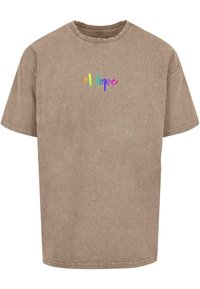 Rjava bombažna majica s kratkimi rokavi in klasičnim okroglim vratom. Na sprednji strani je natisnjen večbarven napis "#Hope".