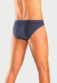 Marineblaue Herren-Schwimmbriefe aus einem glatten Material. Mit einem tiefen Schnitt und minimalen Nähten für besonderen Komfort.