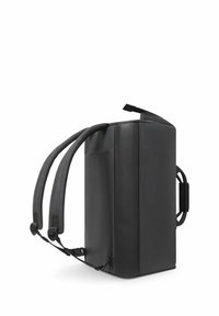 Sac à dos noir en matériau texturé, doté de bretelles rembourrées, d'une poignée supérieure, d'une forme rectangulaire et d'une poche latérale.