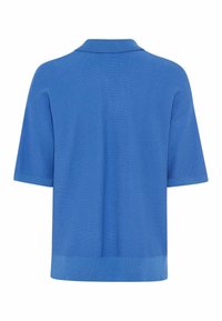 Polo en maille bleue avec une texture côtelée, des manches courtes, un col classique et un ourlet droit.