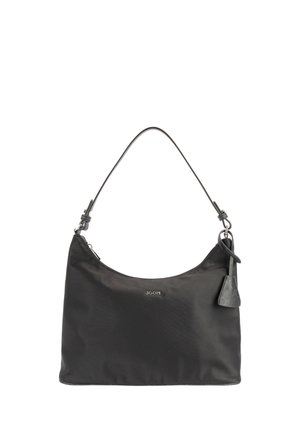 Bolso de hombro negro con correa ajustable y pequeña etiqueta de cuero colgante, con un logo de la marca en plata en el centro delantero.
