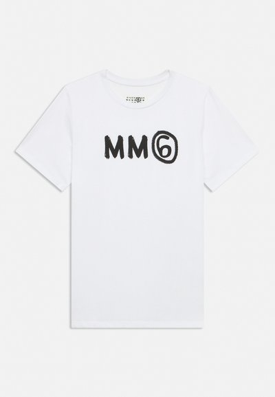 Weißes T-Shirt mit kurzen Ärmeln und schwarzem, fettem Text "MM6" auf der Vorderseite, wobei die "6" von einem grob gezeichneten Kreis umgeben ist.