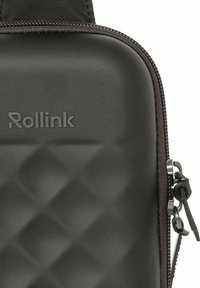 Funda rígida negra con un patrón de diamante texturizado, cierre con cremallera y logotipo "Rollink" grabado. Superficie lisa con detalles de ribete oscuros.