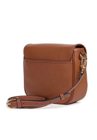 Brunt læder crossover taske med en glat overflade, rund form og en forlommer. Har en aftagelig rem og guldfarvede detaljer.