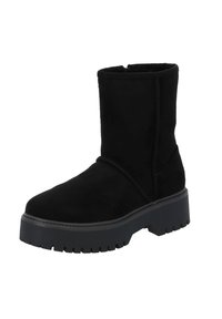 Stivaletto in suede nero con superficie testurizzata, colletto imbottito e suola in gomma spessa con un motivo scanalato. Dettagli di cucitura laterale inclusi.