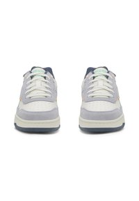 Hallid sportlikud tossud hallist suede'ist ja valgest nahast, millel on piparmündiroheline aktsent, nööridega sulgemine ning pehmendustega kaelus, sinise tallaga.