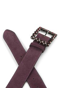 Cinturón de ante morado con una gran hebilla negra cuadrada adornada con piedras rojas y negras. Presenta un contraste de costura morada.
