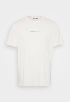 Valkoinen lyhythihainen t-paita, jossa on pieni musta teksti "STUDIO COLL. BY J&J" rinnassa, pyöreä pääntie ja normaali malli, merkki Jack & Jones.