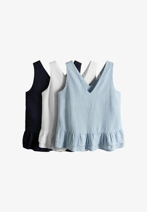 Drei ärmellose Tops mit Rüschen-Saum in marineblauen, weißen und hellblau gestreiften Stoffen, überlappend auf weißem Hintergrund angeordnet.