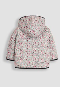Jacket s květinovým potiskem a kapucí, s bílým základem, barevnými květy v červené, růžové a modré barvě a černým lemováním po okrajích.