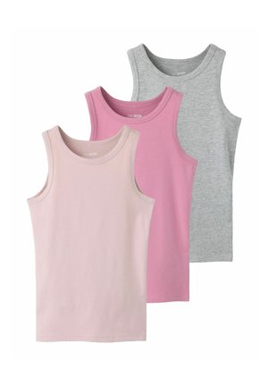 Trzy bawełniane bezrękawniki w jasnoróżowym, różowym i szarym kolorze, ułożone na białym tle zachodząc na siebie.