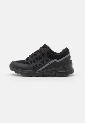 Sort atletiksko med mesh-overdel, geometrisk side mønster, tyk sål og Gore-Tex mærkat, designet til udendørs aktiviteter og vandtæt beskyttelse.