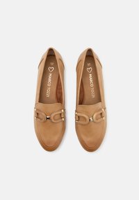Kavos odinės loafers tipo bateliai su apvaliu pirštu, siuvinėjimu ir auksinės spalvos detalėmis priekyje. Viduje pažymėta 37 dydis.