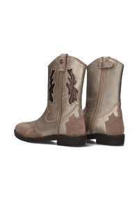 Bottes de cowboy en matériau métallique texturé doré avec des accents en daim marron et des coutures décoratives. Fermeture éclair à l'arrière pour un enfilage facile.