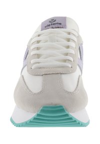 Sneakers med ett vitt strukturerat övre, lavendel accenter och en grå mockatå. Har en turkos gummisula och runda skosnören.