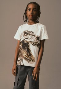 Next - ALL OVER SHORT SLEEVE STANDARD - Apdrukāts T-krekls - white dino robot Miniatūras attēls 1