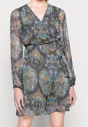 Sukienka kopertowa z długimi rękawami w niebiesko-zielono-brązowy wzór kwiatowo-paisley, wiązana w talii, z przezroczystymi rękawami i dekoltem w kształcie litery V.