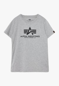 Šedé bavlněné tričko s černým grafickým logem se geometrickými tvary a textem "ALPHA INDUSTRIES" na přední straně a malou nášivkou na rukávu.