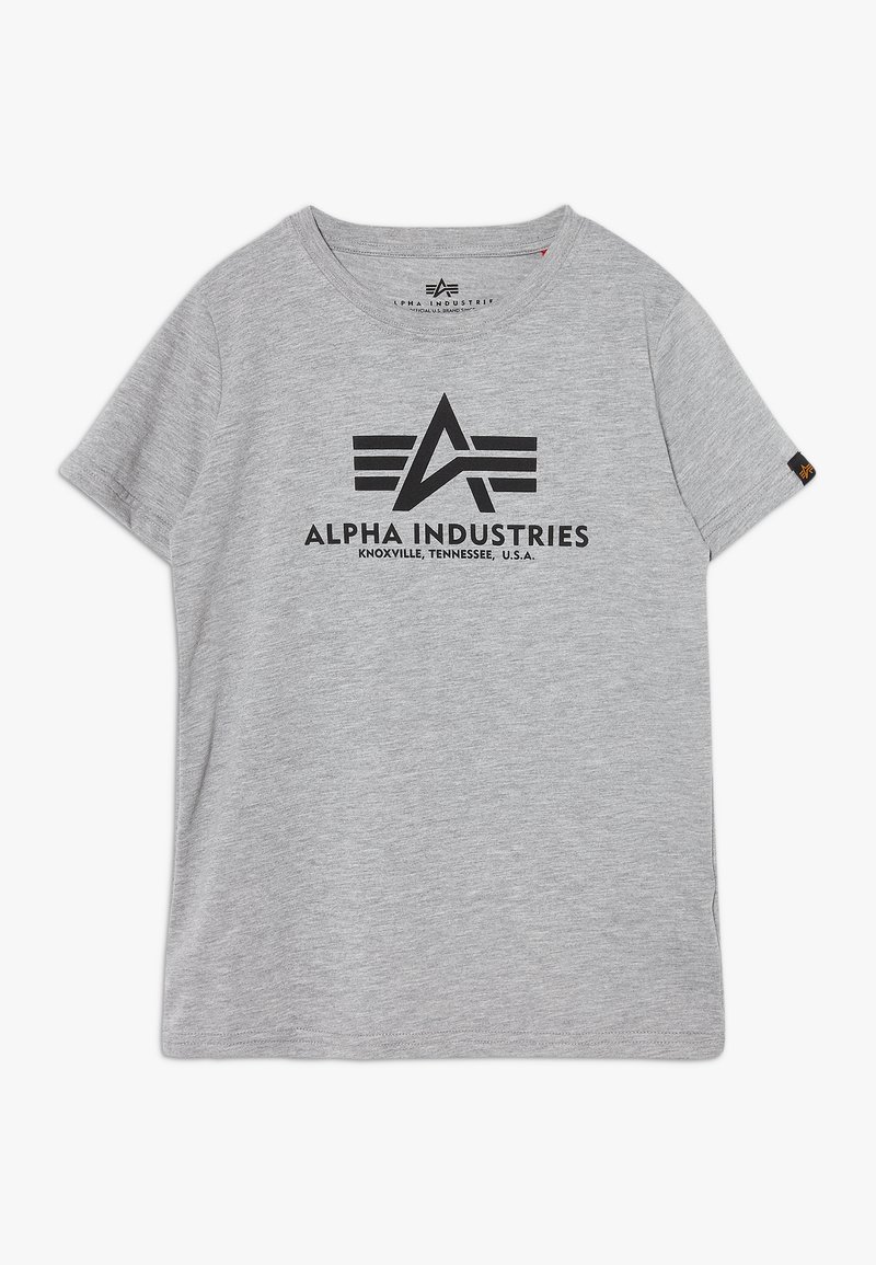 Šedé bavlněné tričko s černým grafickým logem se geometrickými tvary a textem "ALPHA INDUSTRIES" na přední straně a malou nášivkou na rukávu.