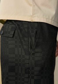 Next PATTERNED BERMUDA   - REGULAR FIT - Shorts - brown