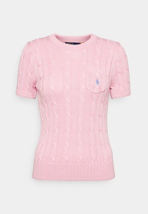 Pull en maille rose à manches courtes avec motif torsadé, col rond, petite poche poitrine et logo bleu brodé sur la poche.