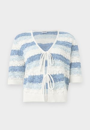 Kortermet, åpen strikkejakke med blå og hvite horisontale striper og to knyttelinjer foran.