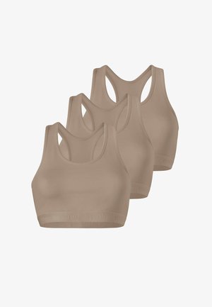 Drei nahtlose, beige Sport-BHs mit Racerback-Design, in unregelmäßiger Reihe vor einem weißen Hintergrund angeordnet.