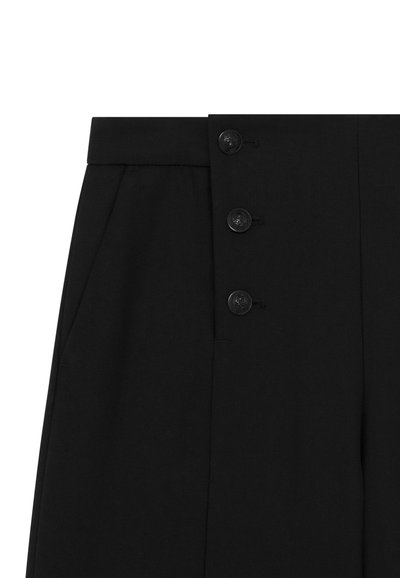Pantaloni neri su misura con parte anteriore piatta, caratterizzati da una vita alta, due tasche laterali e cinque bottoni neri lungo la parte anteriore.
