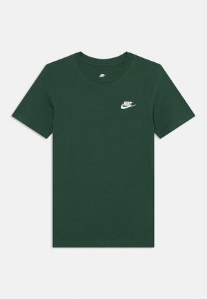 Dunkelgrünes Nike T-Shirt mit kurzen Ärmeln und weißem Logo auf der linken Brust sowie Rundhalsausschnitt, flach auf einem weißen Hintergrund ausgelegt.