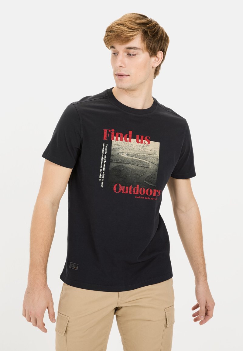 Sort bomulds T-shirt med et grafisk tryk med "Find os udendørs" i rødt, rund halsudskæring, korte ærmer og et logo-tag på kanten.