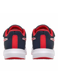 Scarpe sportive blu e rosse con tomaia testurizzata, colletto imbottito, suola bianca e accenti rossi a contrasto sul tallone e sulla fascia.